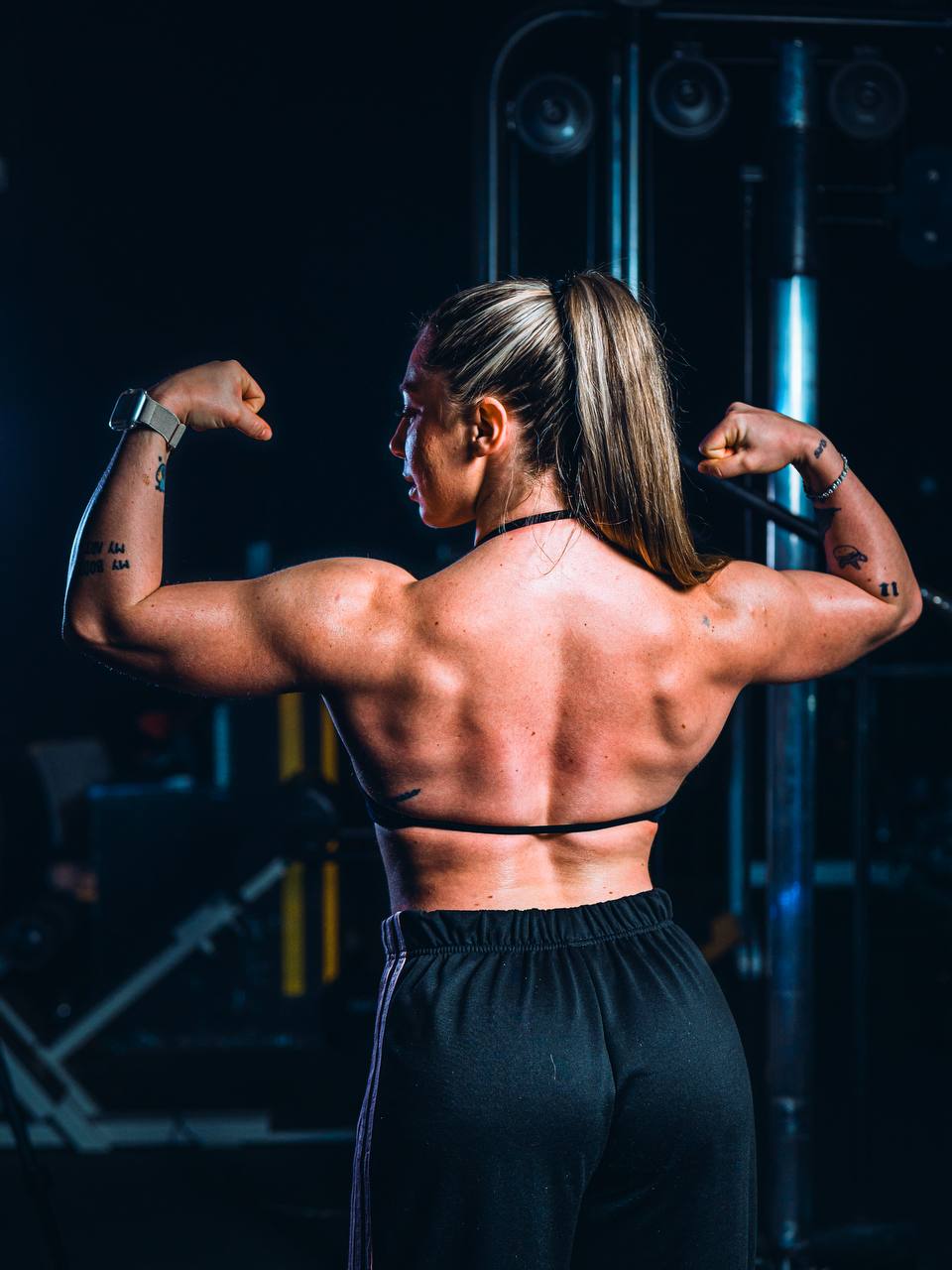 Judith Ramos marcando espalda y bíceps en la sala del gimnasio